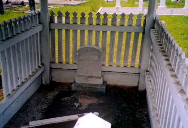 Sepulchral monument at Pilgrim Rest Cemetery - Baker County, Florida
