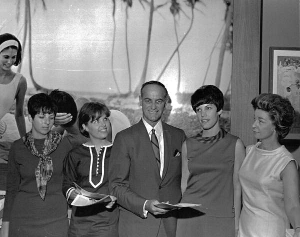 Florida Comptroller Bud Dickinson with women at the Florida Showcase in New York.