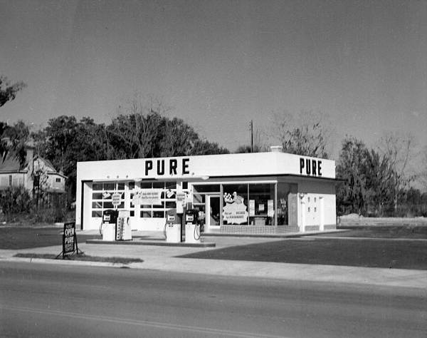 Pure Oil Co. gas station at 515 Park St. on the corner of Noble Ave. in Williston, Florida.