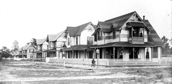Residential homes at the corner of Park Avenue and 5th Street - Sanford, Florida.