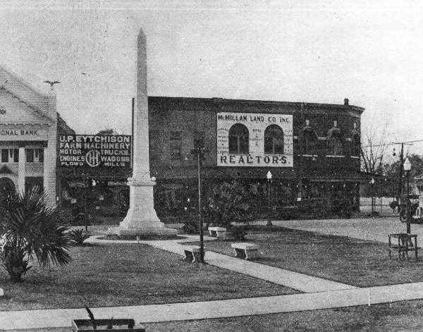 Confederate battle monument in the city square - Marianna, Florida