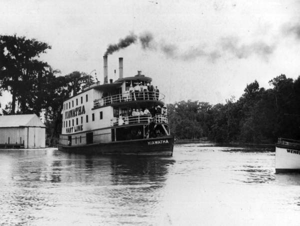 Hart Line's "Hiawatha" steamboat carrying passengers