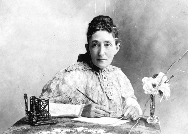 Portrait of author Beatrice Mareau