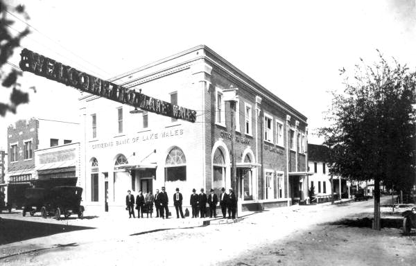 Men standing in front of the Citizens Bank of Lake Wales - Lake Wales, Florida