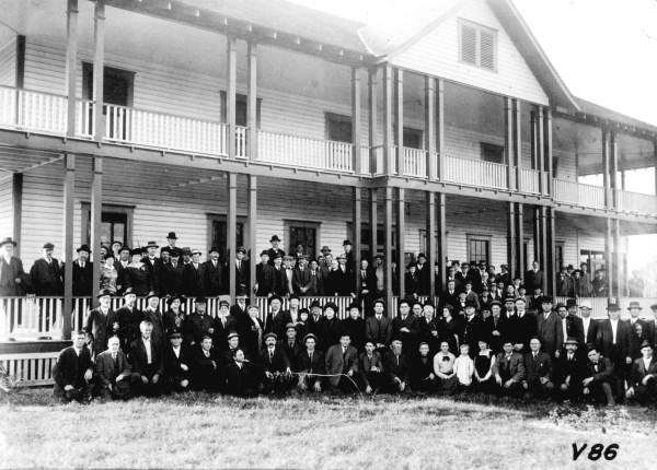 Group posed by the Highlands Hotel - Dundee, Florida.