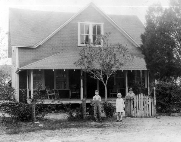 McLaulin children in front of the house - Mulberry, Florida