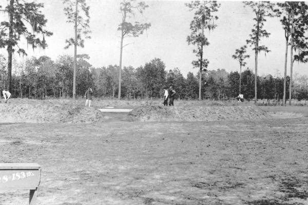 Golfers at the "doughnut hole," New Ocklawaha Hotel golf course - Eustis, Florida