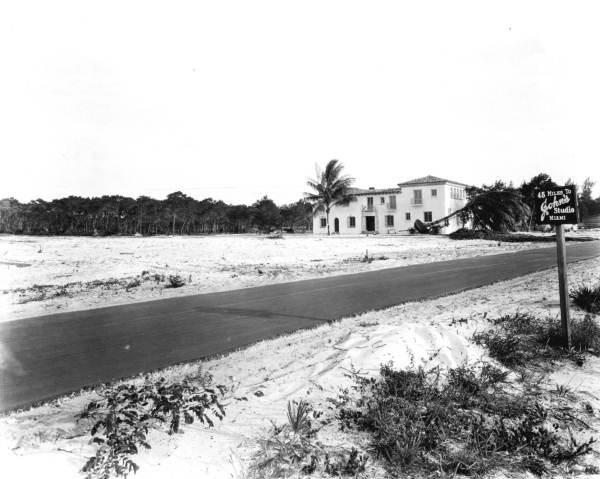 Street scene - Boca Raton, Florida.