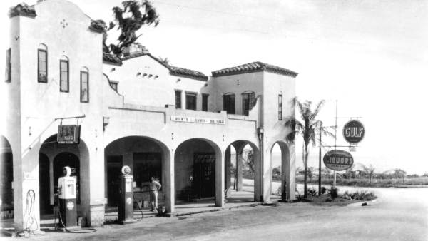 Howey's Lakeside Service station - Howey-in-the-Hills, Florida
