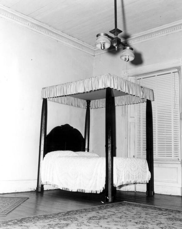 Canopy bed in a room at the Lyndhurst Plantation - Jefferson County, Florida