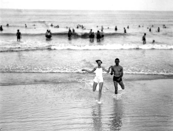 Couple runnin through the surf.