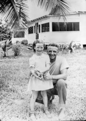 Treasure hunter Art McKee posing with his daughter Pat