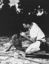 Al Zaebst removing thorn from Fanny - Weeki Wachee Spring, Florida