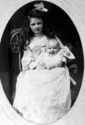 Wilna Smith holding her little sister Rosa