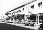 Street scene with commercial strip in Bradenton