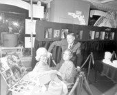 Wendell Jarrard watches a sculpter make a bust of Jacqueline Kennedy Onassis .