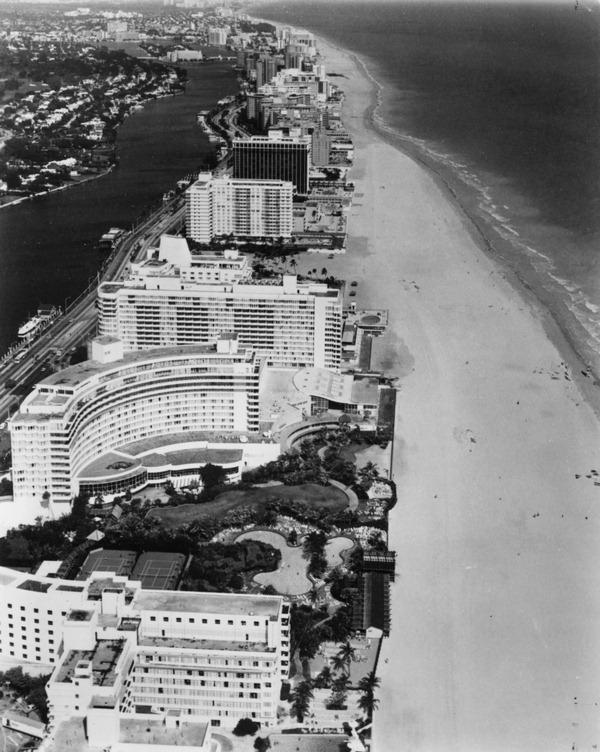Aerial view of the Fontainebleau after the addition on the north.